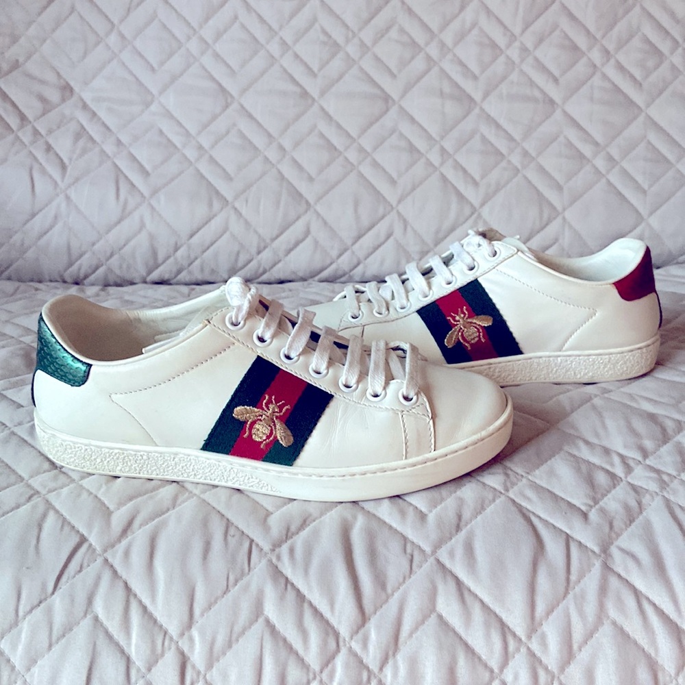 Women's Ace sneaker with bee, US size 6, excellent condition